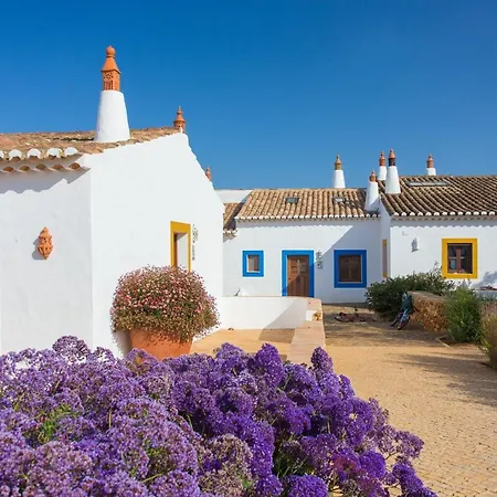 Casas Da Capela Do Monte, Country