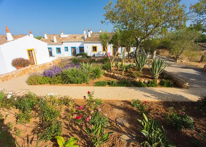 Casas Da Capela Do Monte, Country *